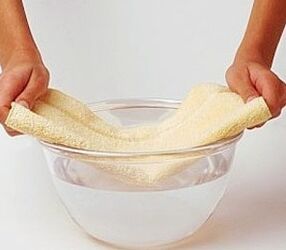 impacchi con menta e sale per trattare i funghi delle unghie dei piedi